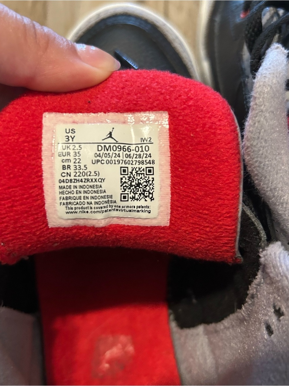 Jordan Kids Black/Gray/Red Retro Basketball Sneakers - Picture 7 of 7